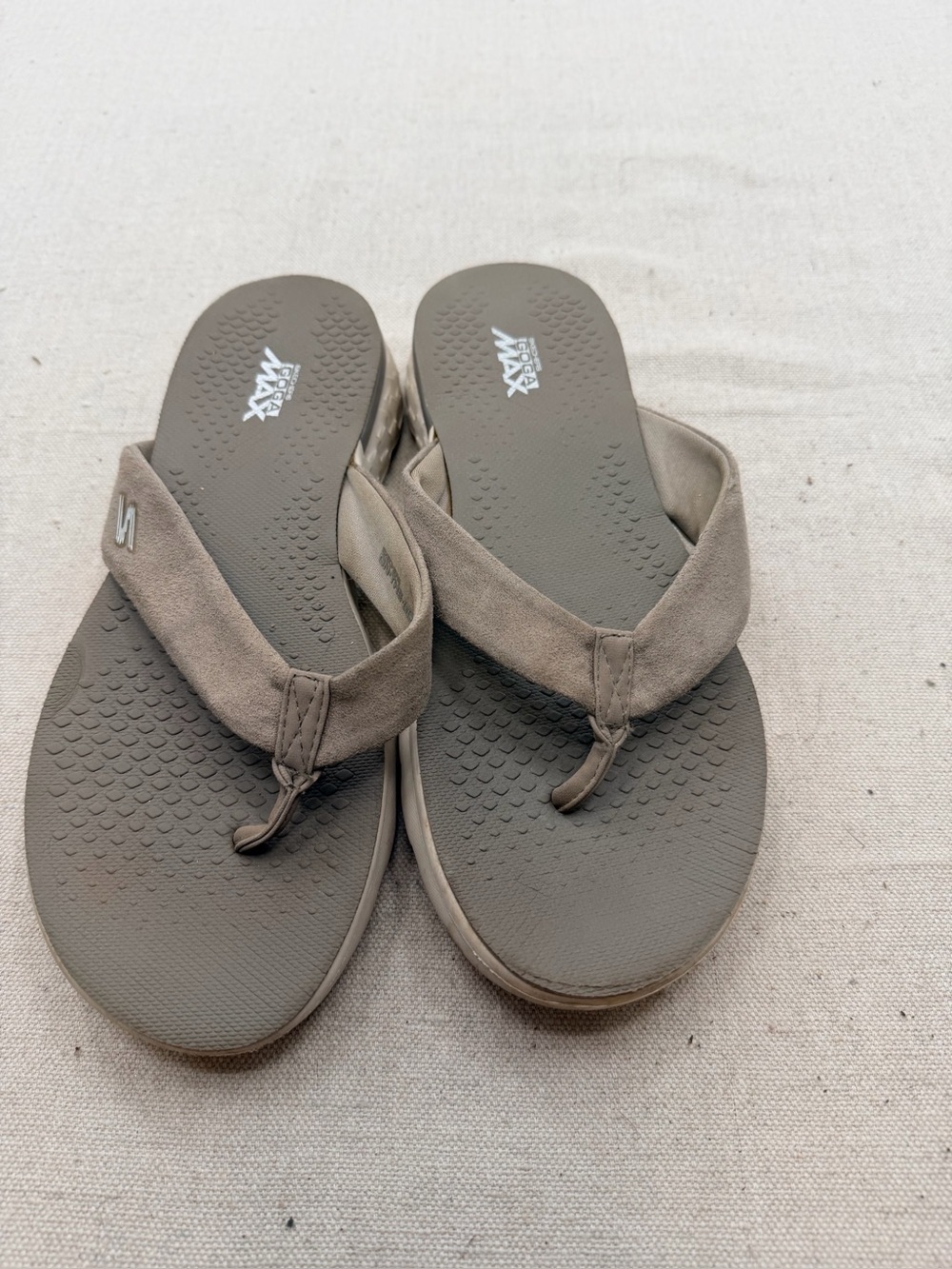 Skechers Goga Max  Thong Sandals